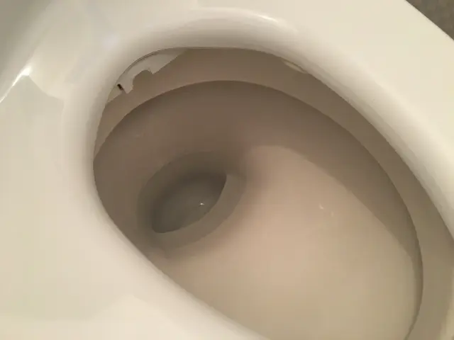 便器に付着した尿石と黄ばみ汚れ