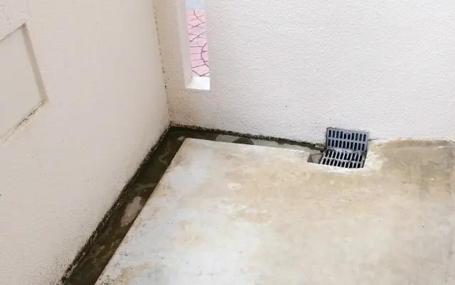 ベランダ排水溝と排水口の清掃