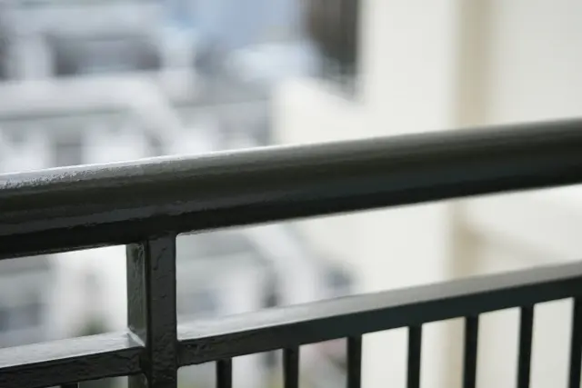 ベランダ手すりに付着した砂ぼこり
