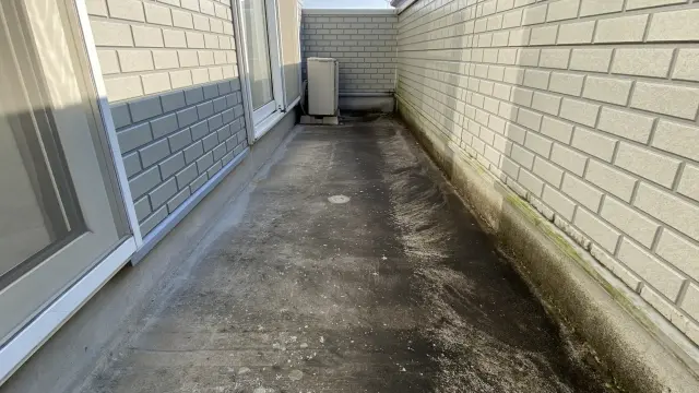 ベランダ床に付着した黒ずみ汚れ