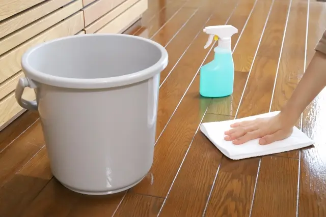 プロによるフローリング洗浄作業