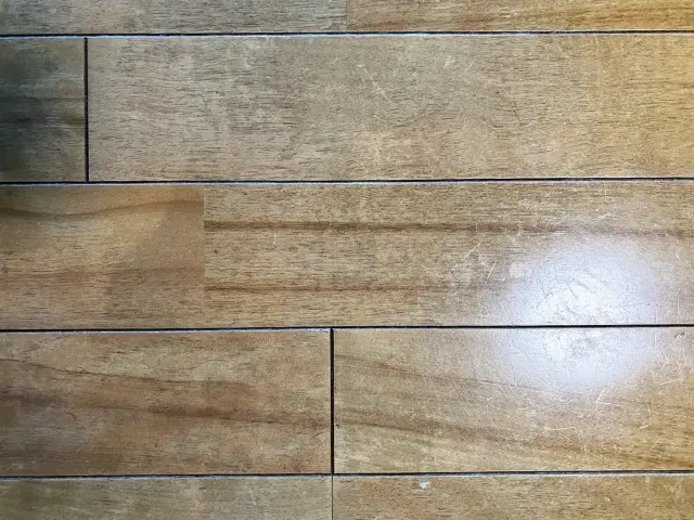 フローリングに蓄積した黒ずみ汚れ