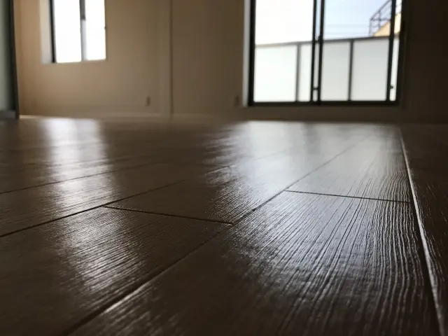 古いワックスの剥離洗浄