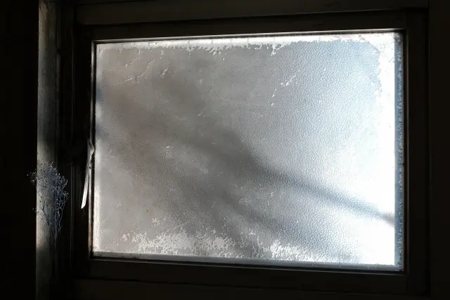 窓ガラスに付着した雨だれとくもり汚れ
