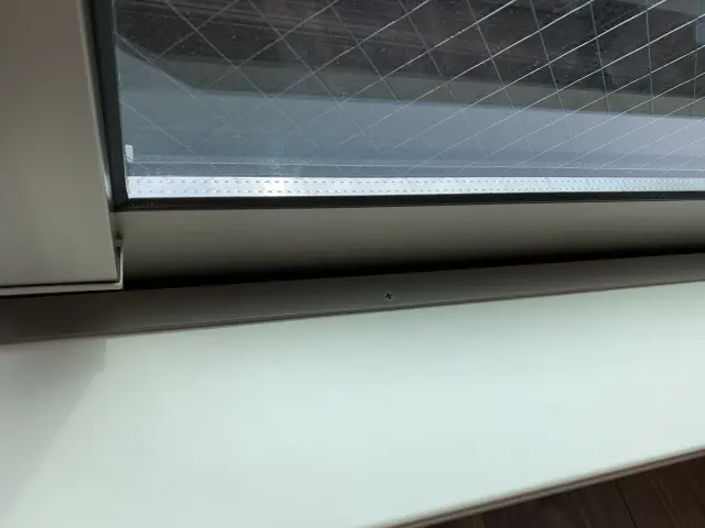 窓枠とゴムパッキンのカビ清掃