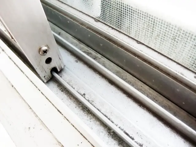 サッシレールにたまった砂ぼこり