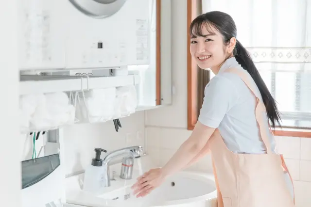プロによる洗面台クリーニング作業
