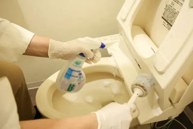 トイレ掃除後の除菌仕上げ