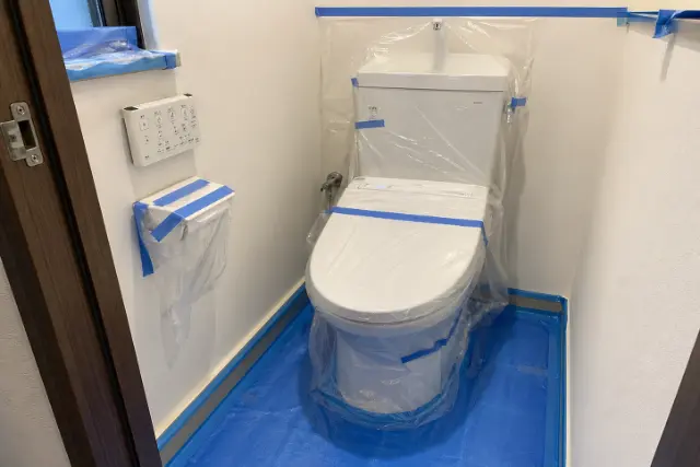 トイレ掃除前の確認と養生作業