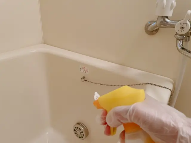 プロによる浴室クリーニング作業