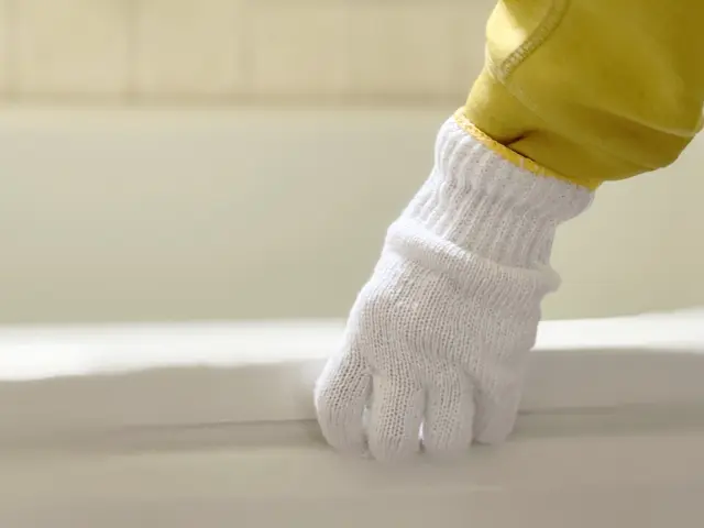浴槽の水垢と皮脂汚れのクリーニング